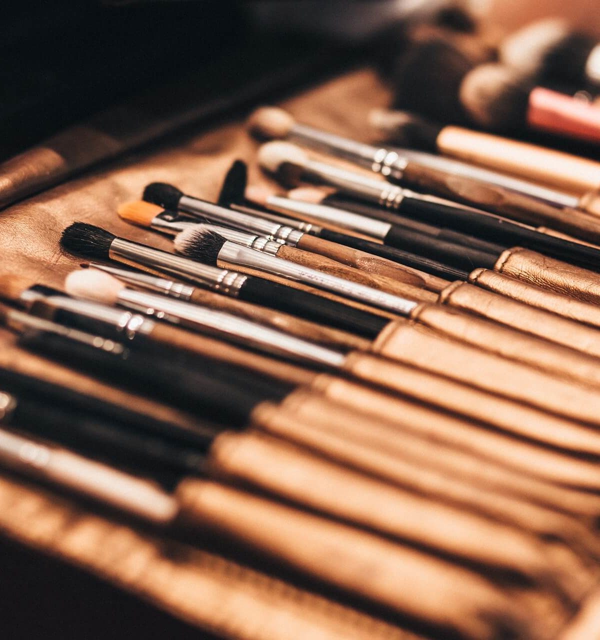 como usar pinceles y brochas de maquillaje