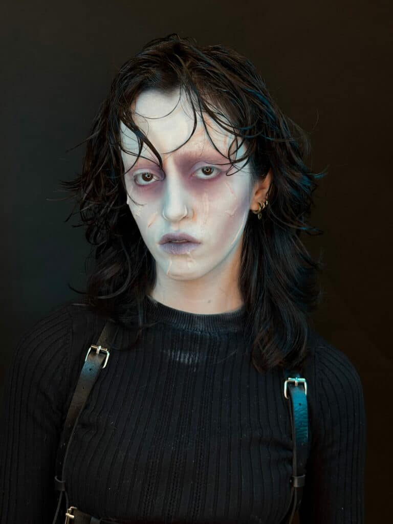 manos-tijeras-alumna-master-maquillaje